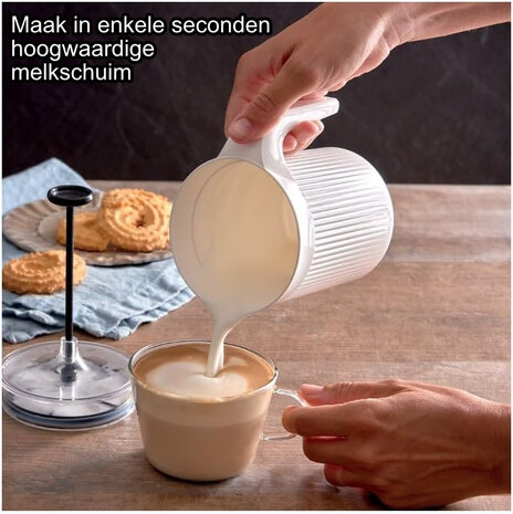 Melkopschuimer met Handmatig Pompsysteem voor Romig Melkschuim - Melkklopper 0,5 Liter Vaatwasserbestendig - Melkkannetje Opschuin - Wit