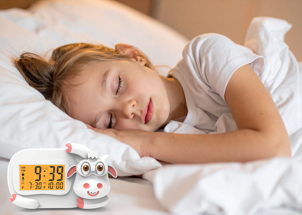 ADEL Slaapwekker & Slaaptrainer voor Kinderen – Kinderwekker voor de Slaapkamer – Vrolijke Kinderklok Inclusief Beloningskaart – Lieve Koe